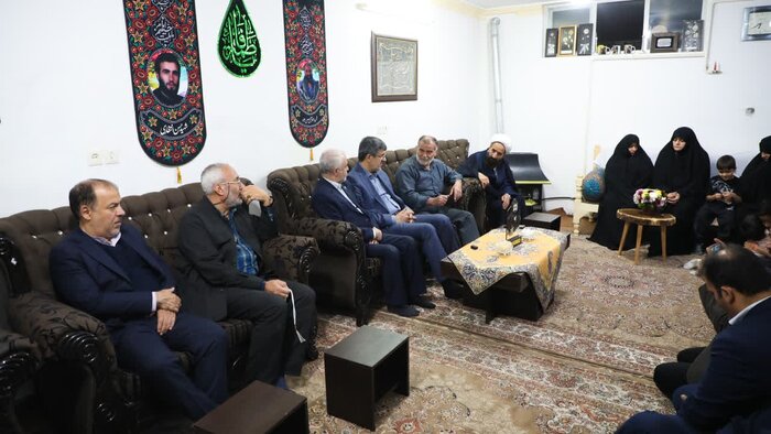 معاون رییس جمهور با شماری از خانواده شهدا و جانبازان یزد ملاقات کرد