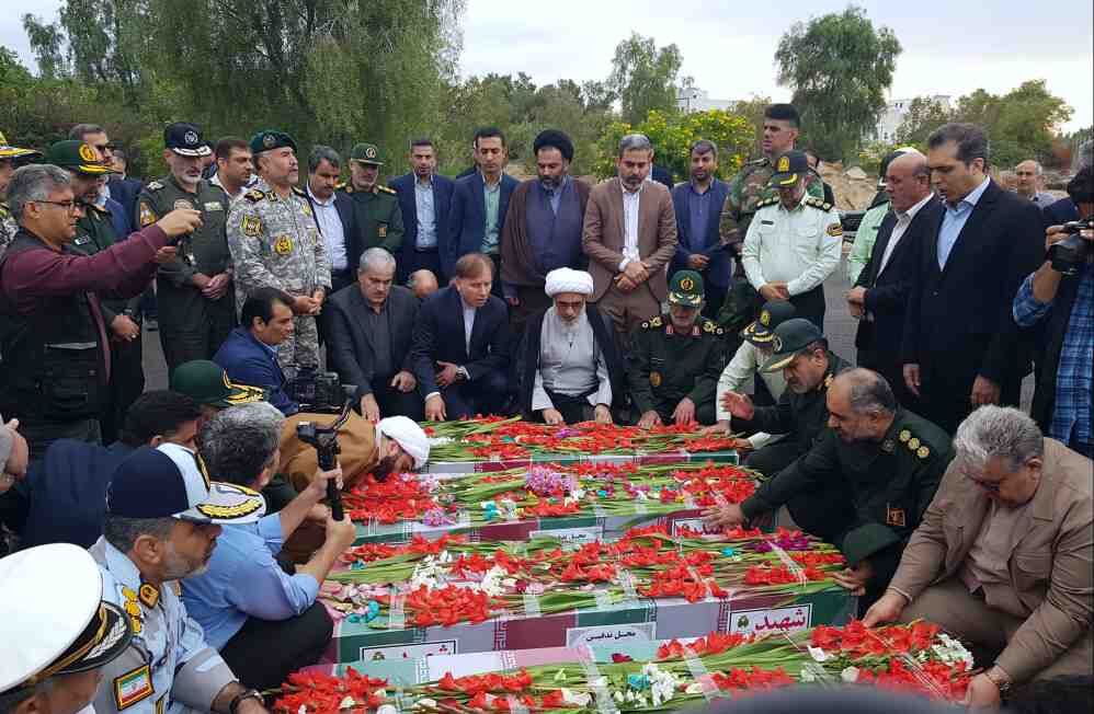 آسمان بوشهر با حضور پنج شهید گمنام عطرآگین شد آسمان بوشهر با حضور پنج شهید گمنام عطرآگین شد
