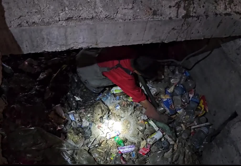 رهاسازی زباله در نهرهای اسلامشهر؛ تهدیدی برای سلامت و زحمت مضاعف برای پاکبانان+فیلم