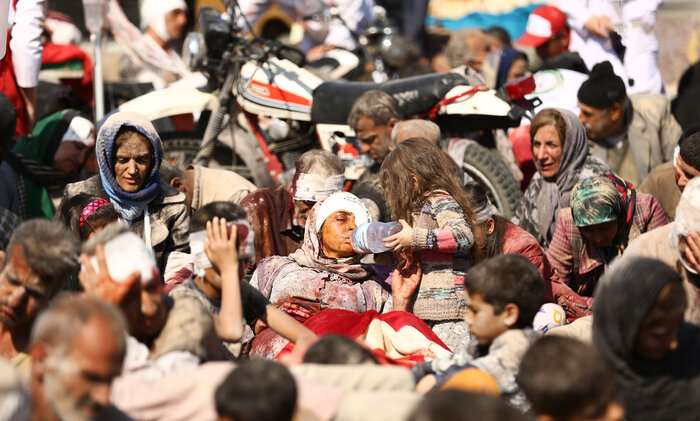 ایستاده میان مین و زلزله