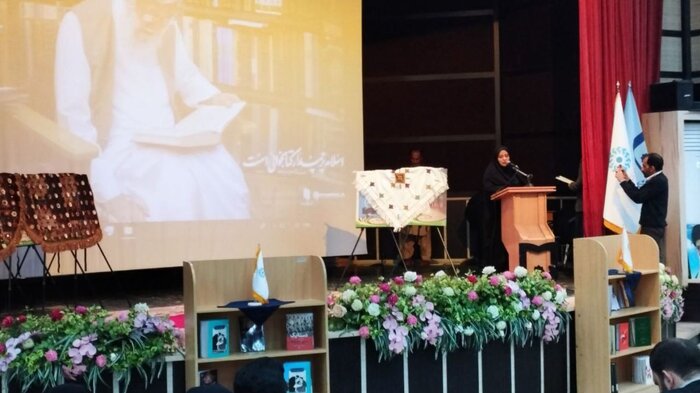 فرهنگ کتابخوانی در خانوادهها باید نهادینه شود