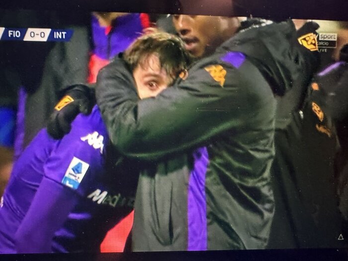 سکته قلبی بازیکن ۲۲ ساله در زمین فوتبال/ فیورنتینا و اینتر نیمهتمام باقی ماند + فیلم