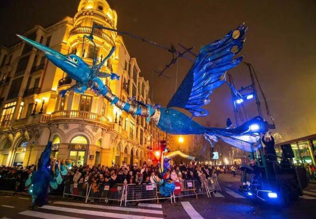 La fête de Noël vire au cauchemar en France : une structure métallique en forme d’oiseau s’effondre sur la foule