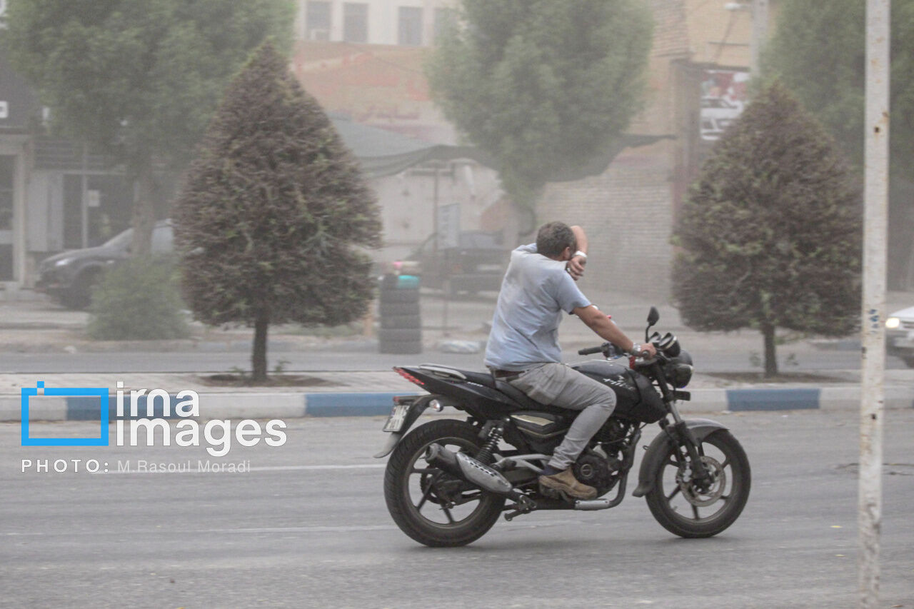 ریزگردها ادارات ایلام را دورکار کرد/مدارس غیر حضوری شد ریزگردها ادارات ایلام را دورکار کرد/مدارس غیر حضوری شد