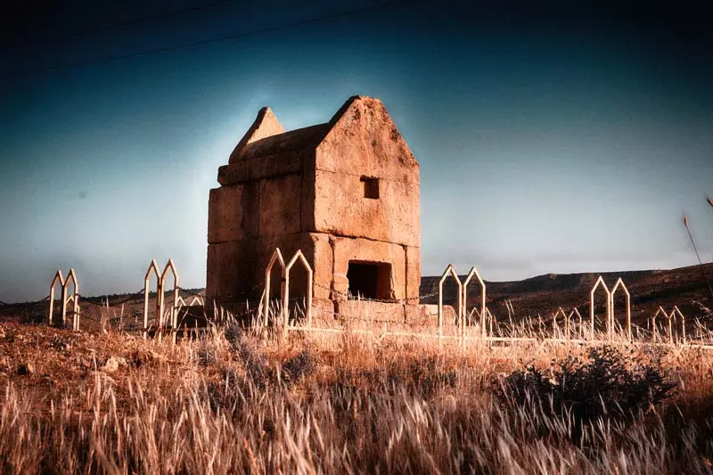 گور دختر، آرامگاهی بازمانده از هخامنشیان