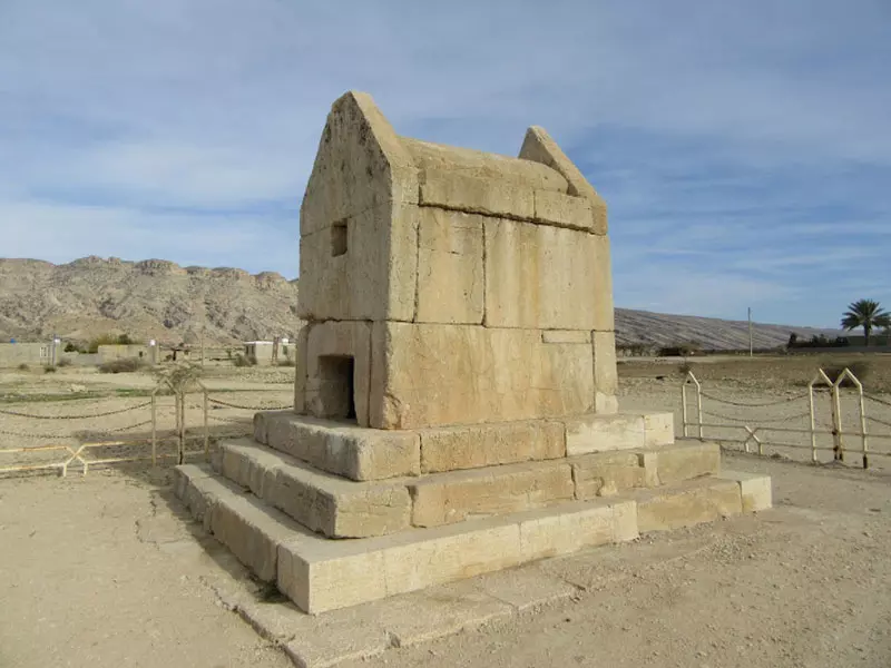 گور دختر، آرامگاهی بازمانده از هخامنشیان