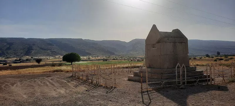 گور دختر، آرامگاهی بازمانده از هخامنشیان