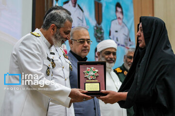 Las medallas de sacrificio del Líder de la Revolución otorgadas a los mártires del destructor Sahand