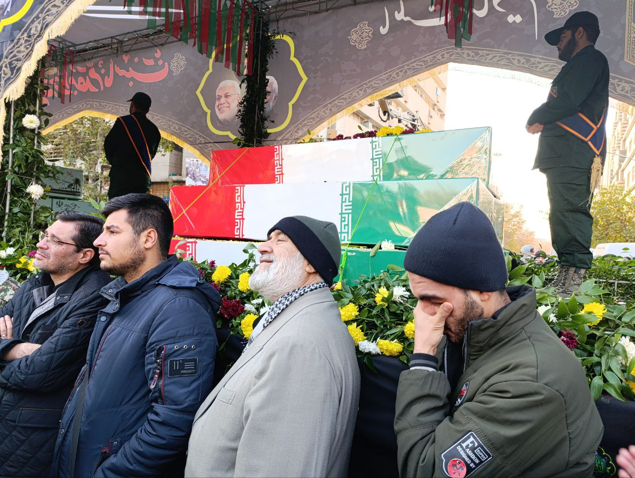 «اشک‌ها» و «عهدها» در روزی که تهران میزبان عطر بهشت است/ وداع با لاله‌های گلگون‌کفن فاطمی