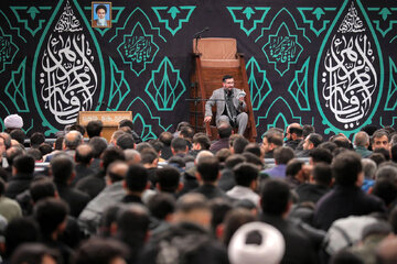 Leader attends 3rd night of martyrdom anniv. ceremony of Hazrat Fatemeh