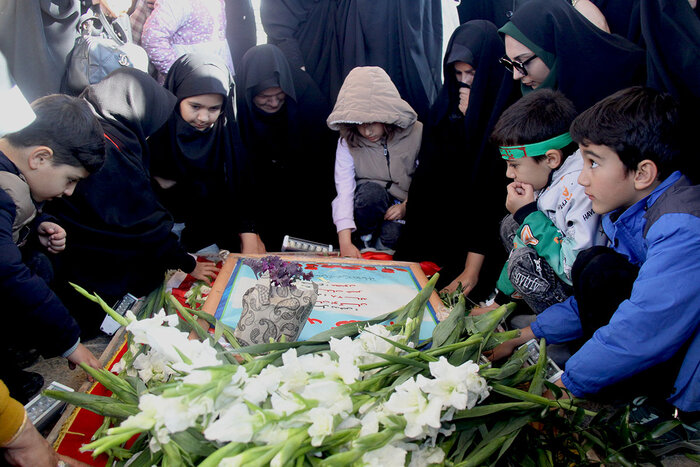 تاج گُلی برای شهید گمنام