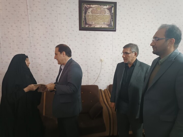دیدار استاندار ایلام با خانواده ۲ شهید دانشجو