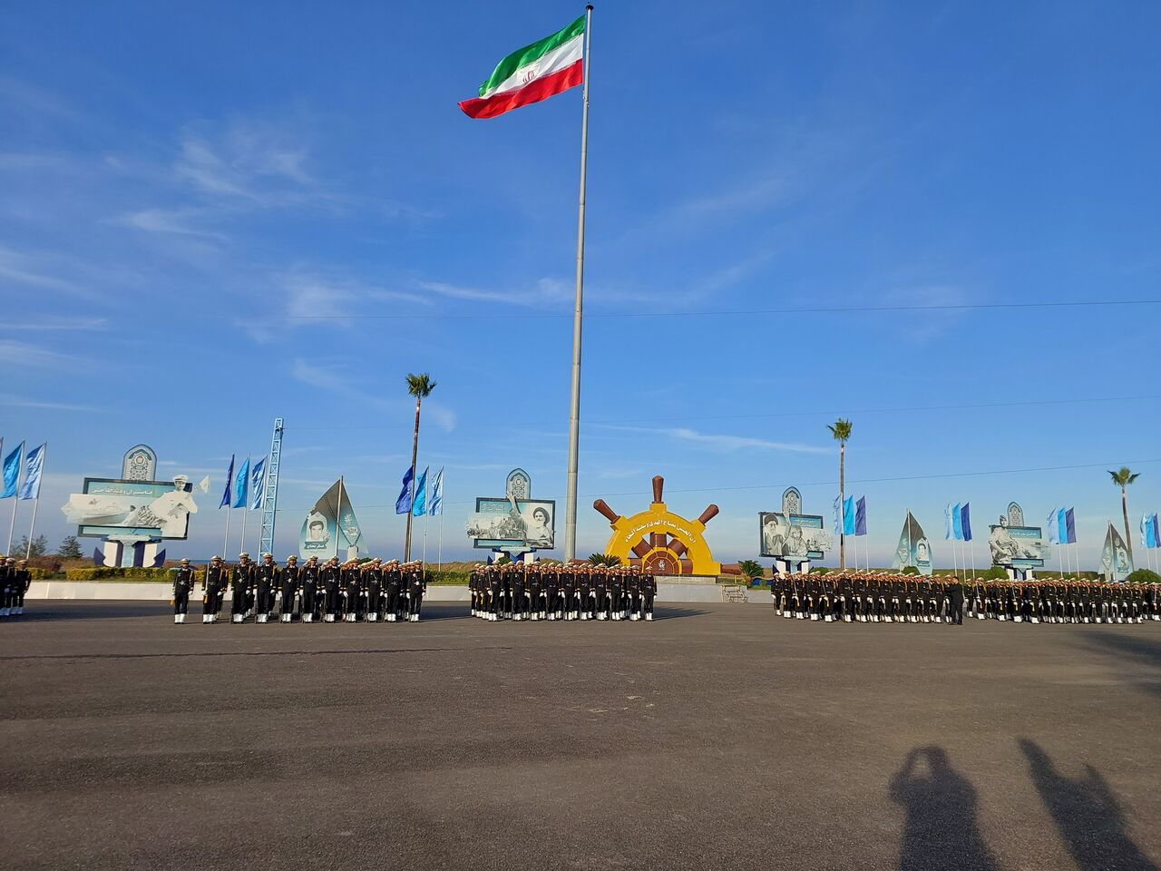 فیلم| برپایی صبحگاه عمومی افسران باحضور فرمانده نیروی دریایی ارتش در نوشهر