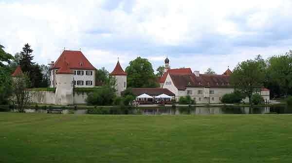 قلعه ای قدیمی در مونیخ که تبدیل به کتابخانه / آرشیو ضد بمب برای کتاب های کودکان شد