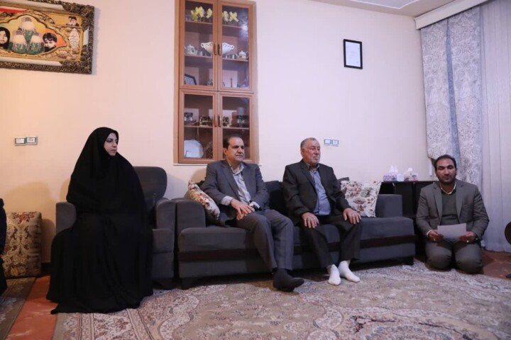 دیدار استاندار ایلام با خانوادهای که ۶ شهید را تقدیم اسلام و انقلاب کرد