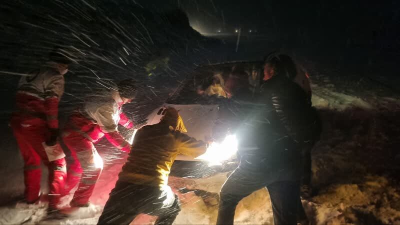 فیلم | امدادرسانی هلالاحمر سبزوار در جادههای سرد فیلم | امدادرسانی هلالاحمر سبزوار در جادههای سرد