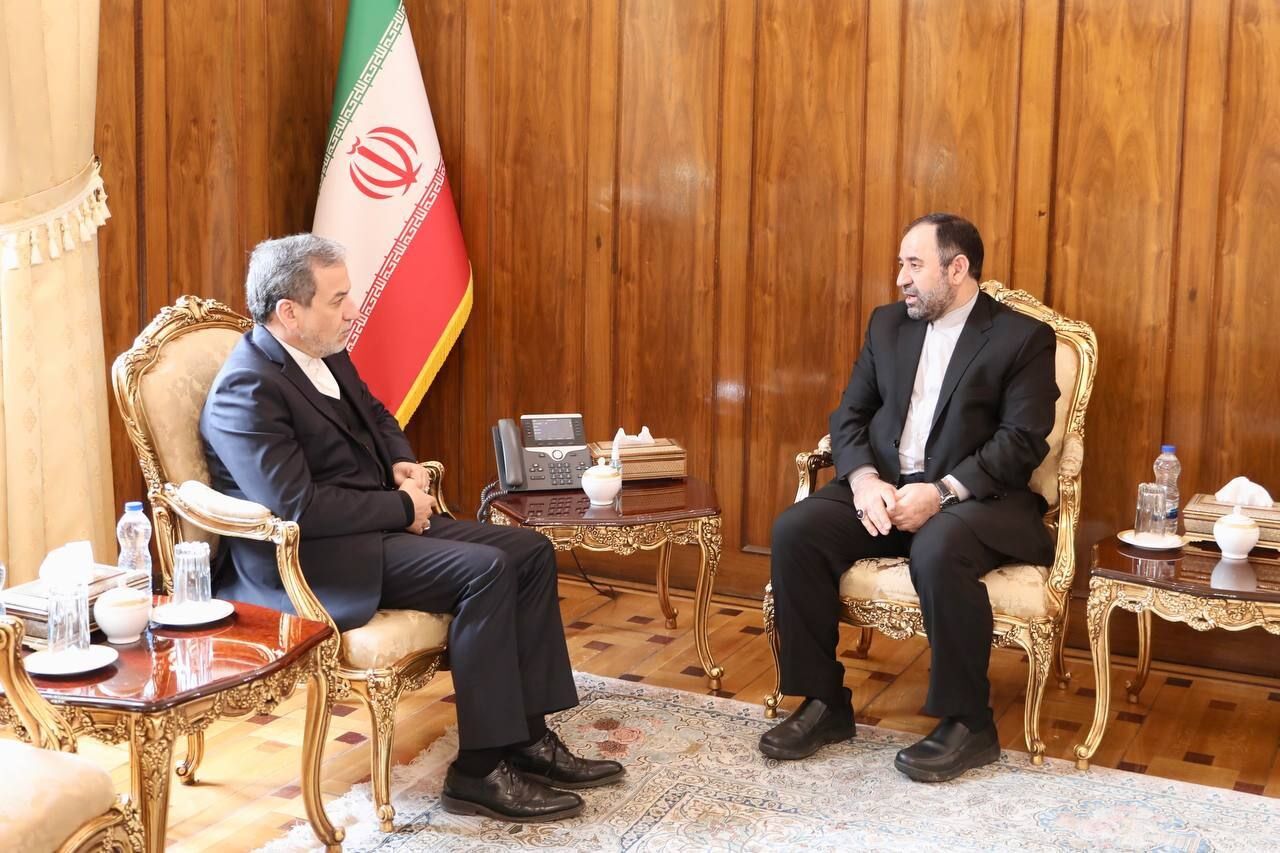 Iran's FM stresses continued monitoring of Syria developments