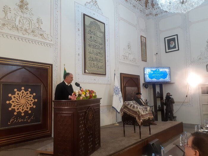 کزازی: شمس مولانا را دگرگون کرد