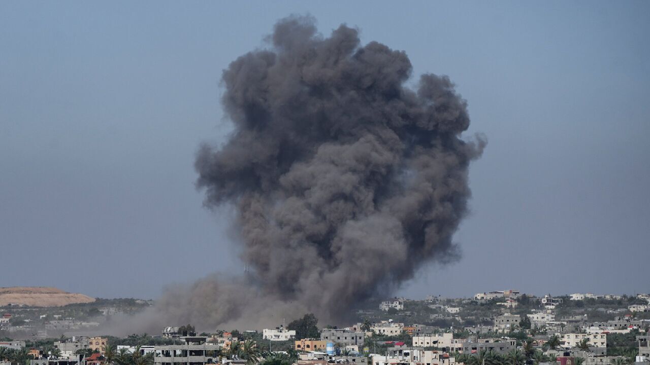 Anhaltende Bombardierung des Gazastreifens am 437. Tag des Krieges; medizinisches Personal wird bei der Beerdigung von Märtyrern verwundet