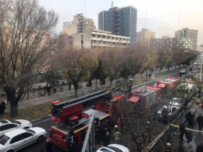 آتش‌سوزی مهمانپذیری در بلوار کشاورز تهران؛ نجات ۶۰ نفر