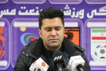 سرمربی تیم چادرملو: مقابل فولاد با تمام قوا حاضر می‌شویم