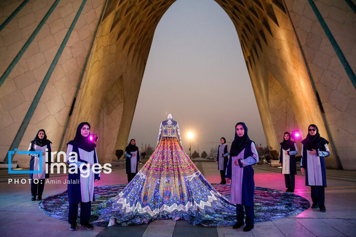 ادای احترام یک مجسمه‌ساز به برج آزادی/ رونمایی از سازه حجمی با بیش از ۱۲ هزار قطعه آینه