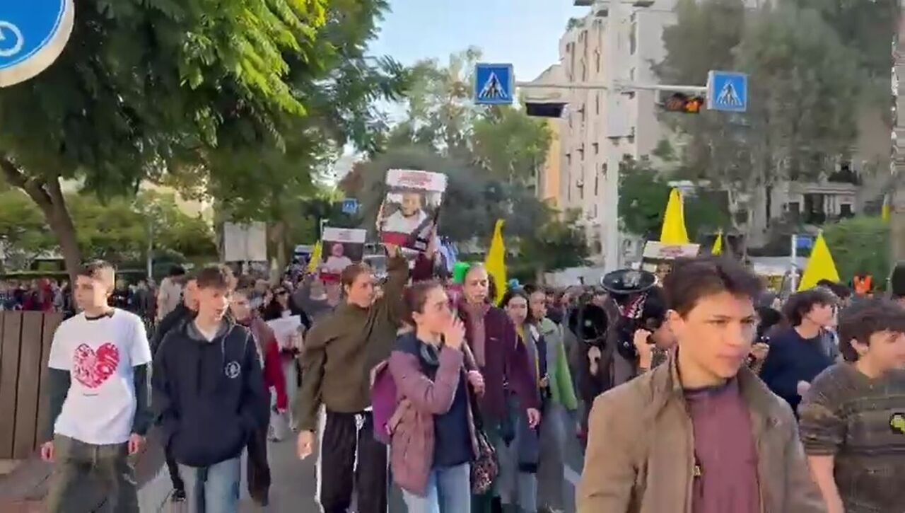 Demonstration von Schülern von 200 zionistischen Schulen, um die Notwendigkeit eines Gefangenenaustauschs hervorzuheben