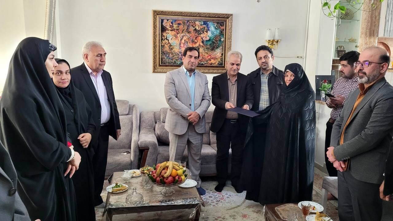 مادران و همسران شهدا شهر پرند تکریم شدند مادران و همسران شهدا شهر پرند تکریم شدند