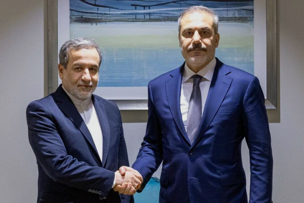 وزير الخارجية يلتقي نظيره التركي لبحث تطورات سوريا وغزة والاعتداءات الصهيونية وزير الخارجية يلتقي نظيره التركي لبحث تطورات سوريا وغزة والاعتداءات الصهيونية