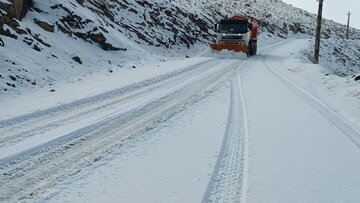 لغزندگی محورهای کوهستانی البرز / راهداران در حال برف روبی