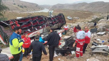 اعزام ۱۶ مصدوم حادثه سقوط اتوبوس در پلدختر به بیمارستان اندیمشک