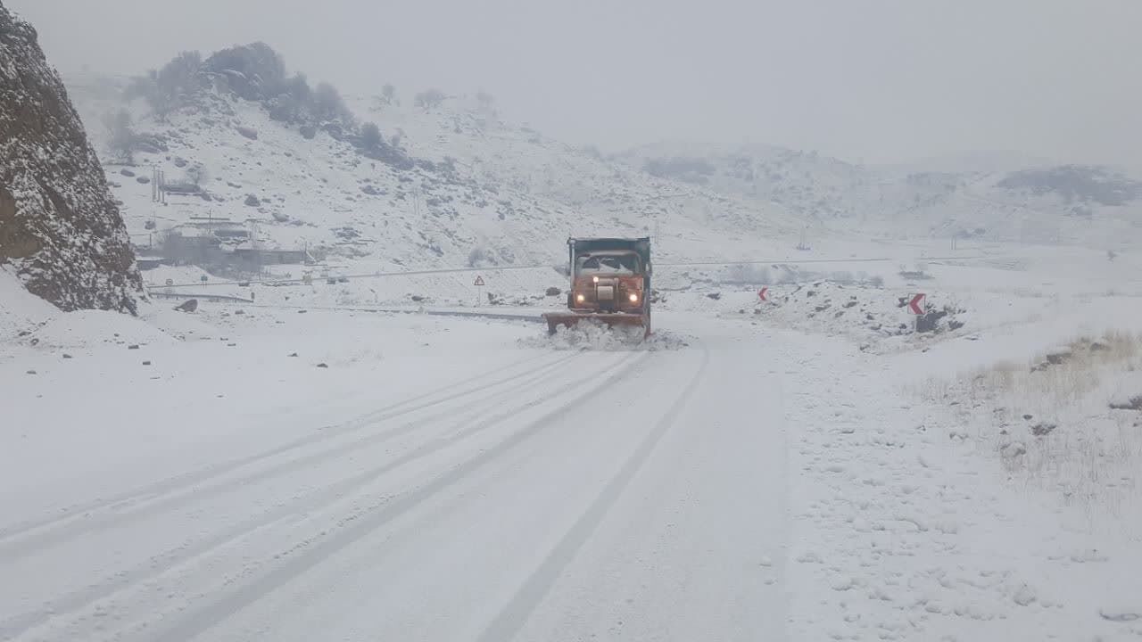 بارش برف در محورهای کوهستانی لرستان/ جاده ها لغزنده است