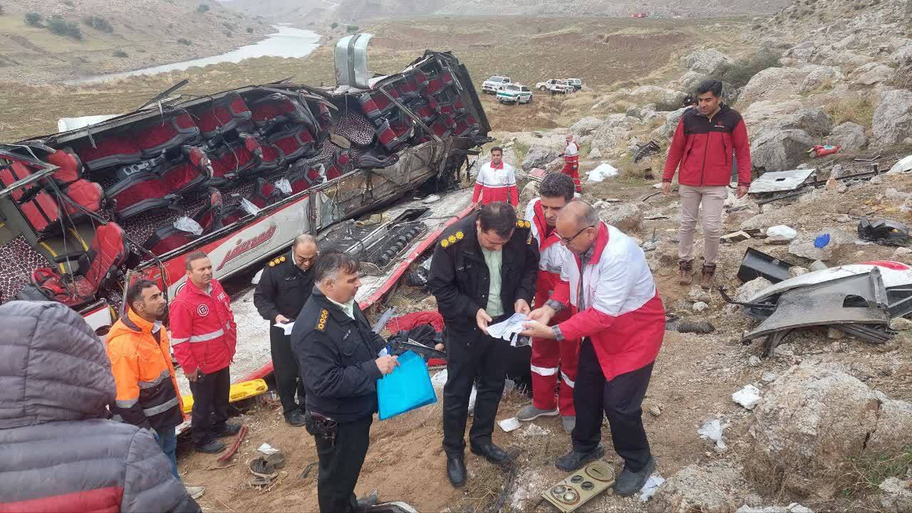 اسامی ۱۵ مصدوم حادثه سقوط اتوبوس به دره در مسیر اندیمشک - پلدختر 