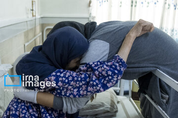 Iran’s volunteer nurses visit aged mothers