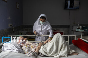 Iran’s volunteer nurses visit aged mothers