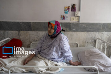 Iran’s volunteer nurses visit aged mothers