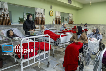 Iran’s volunteer nurses visit aged mothers