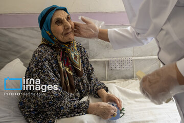 Iran’s volunteer nurses visit aged mothers