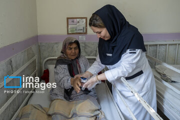 Iran’s volunteer nurses visit aged mothers