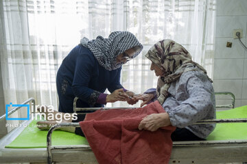 Iran’s volunteer nurses visit aged mothers