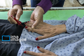 Iran’s volunteer nurses visit aged mothers