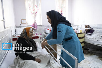 Iran’s volunteer nurses visit aged mothers