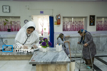 Iran’s volunteer nurses visit aged mothers