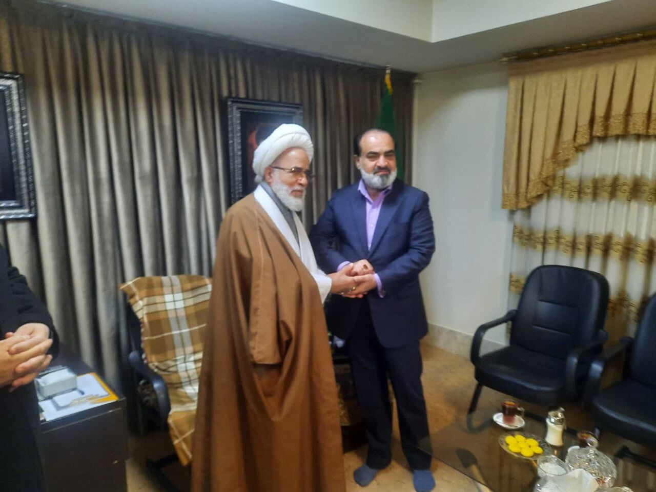 القنصل العام العراقي في كرمانشاه یتسلم هدية مقدمة من قائد الثورة الاسلامية القنصل العام العراقي في كرمانشاه یتسلم هدية مقدمة من قائد الثورة الاسلامية
