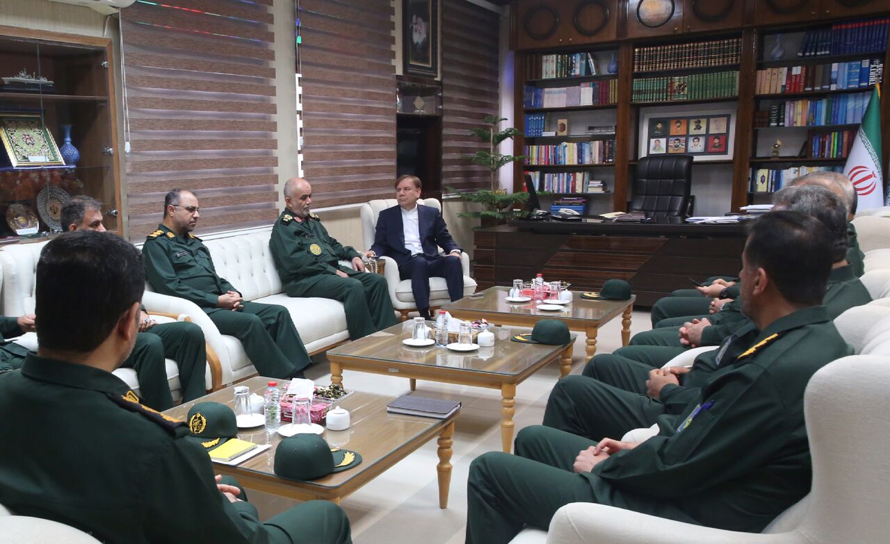 استاندار بوشهر: راه برون رفت از مشکلات این استان هم افزایی است استاندار بوشهر: راه برون رفت از مشکلات این استان هم افزایی است