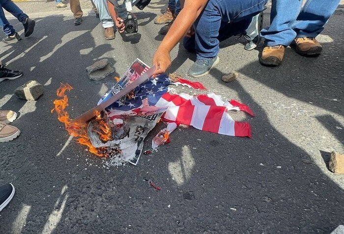 Pueblo de Panamá quema la bandera de EEUU en respuesta a las amenazas de Trump