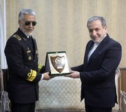 FM Araghchi awarded medal of honor by Iran Army