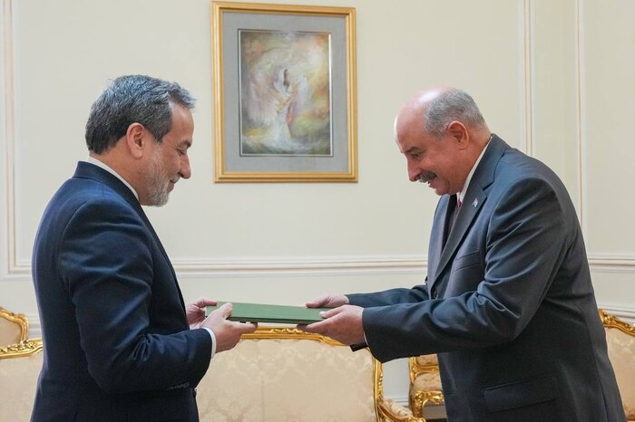 Iran FM receives copies of credentials of three new ambassadors