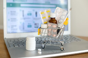 فعالیت آزمایشی طرح دارو رسان از نیمه خرداد/ اخذ کمیسیون برای عرضه اینترنتی دارو تخلف است
