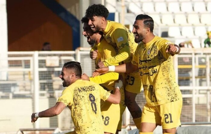 فجرشهید سپاسی در مسیر بازگشت به لیگ برتر فوتبال، فرصت طلایی برای شیرازیها